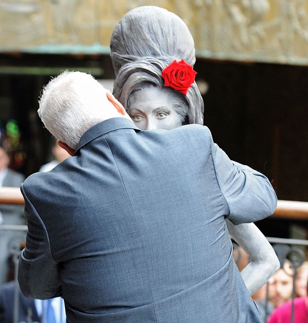GALERIE FOTO | Sute de oameni au fost prezente la dezvelirea statuii lui Amy Winehouse