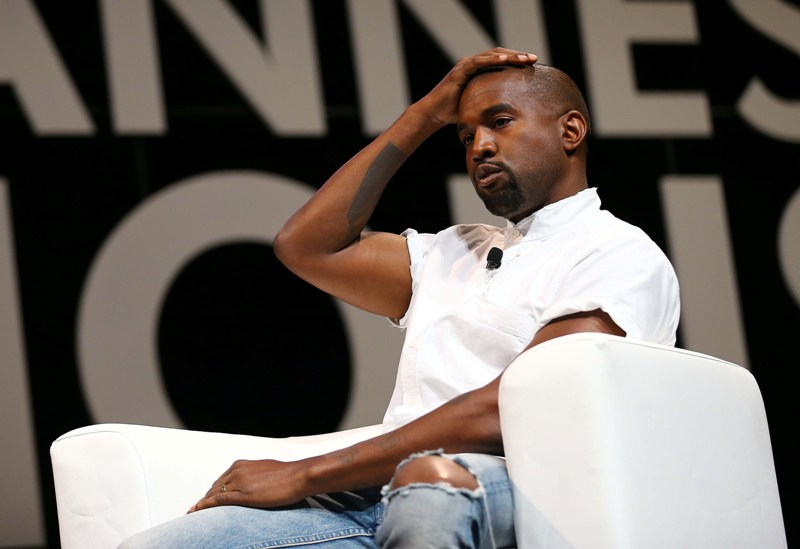 VIDEO OMG!!! Kanye West şi-a pus un fan să se ridice din scaunul cu rotile în timpul unui concert!