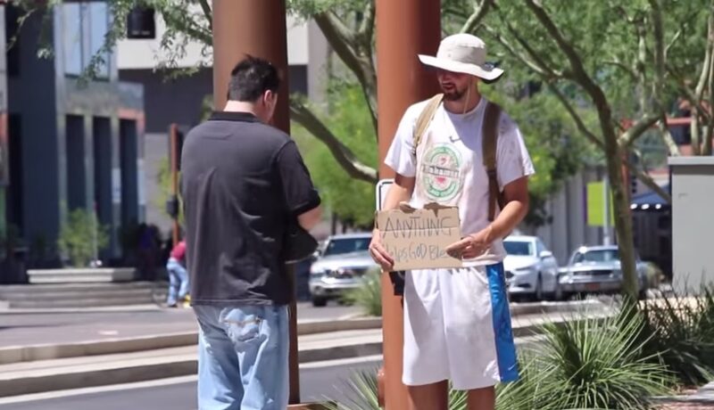 VIDEO: Ce-ai zice dacă te-ai duce să ajuţi un cerşetor, iar el ţi-ar da bani pentru asta?