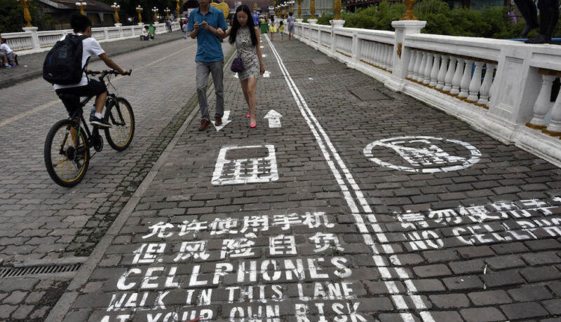 NU E O GLUMĂ! În China a fost inaugurat trotuarul pentru cei care folosesc telefonul în timp ce merg