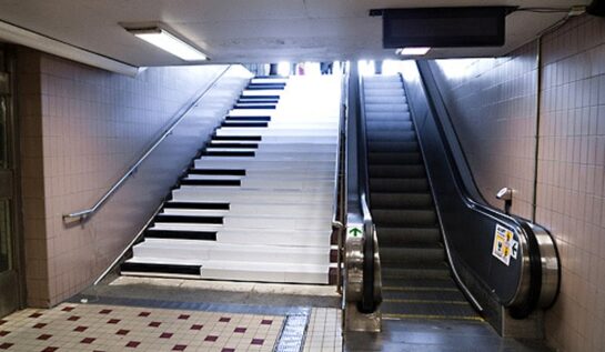 VIDEO BETON: Gura de metrou care are scări-pian! Oameni se distrează pe clape în timp ce ies la suprafaţă!