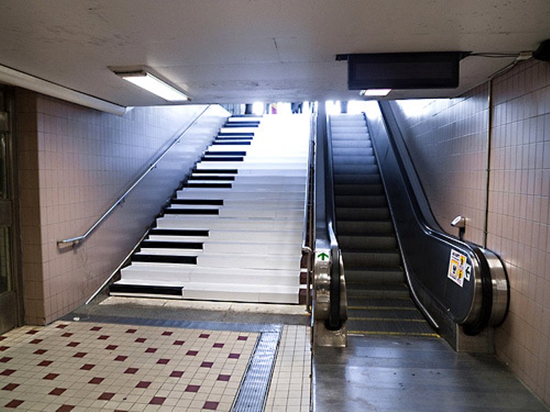 VIDEO BETON: Gura de metrou care are scări-pian! Oameni se distrează pe clape în timp ce ies la suprafaţă!