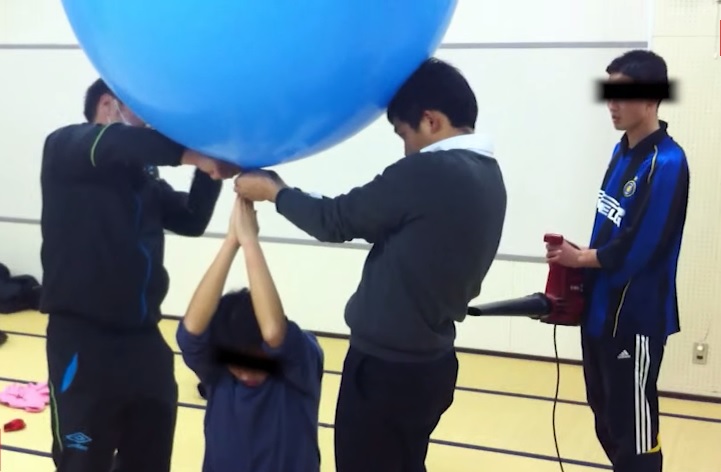 VIDEO: N-ai ce face? Intră într-un balon! Tipii ăştia îşi arată cum s-o faci