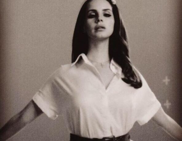 OMG!!! Lana del Rey va avea două concerte în cimitir!