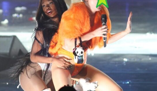 OMG!!! Miley Cyurs şochează din nou. A apărut pe scenă cu un penis de plastic pe nas!