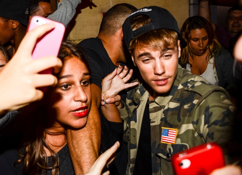 VIDEO OMG | Bieber a trecut peste despărţirea de Selena. A flirtat cu mai multe tipe într-un pub din Italia