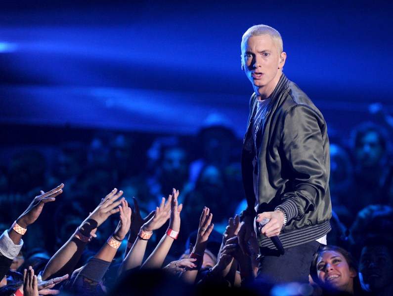 Eminem a făcut public cover-ul albumului Shady XV! Vezi cum arată coperta!