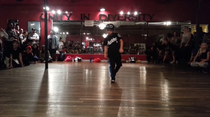 VIDEO BETON: Un puști de 8 ani are o nebunie de coregrafie pe o piesă Major Lazer!