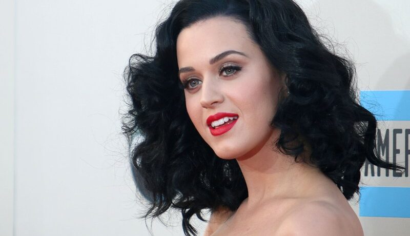 PIESĂ FRUMI: Katy Perry și Ferras – Legends Never Die (Live)