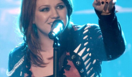 Cover: Kelly Clarkson – Shake It Off! Nu mai aduce deloc cu originalul!