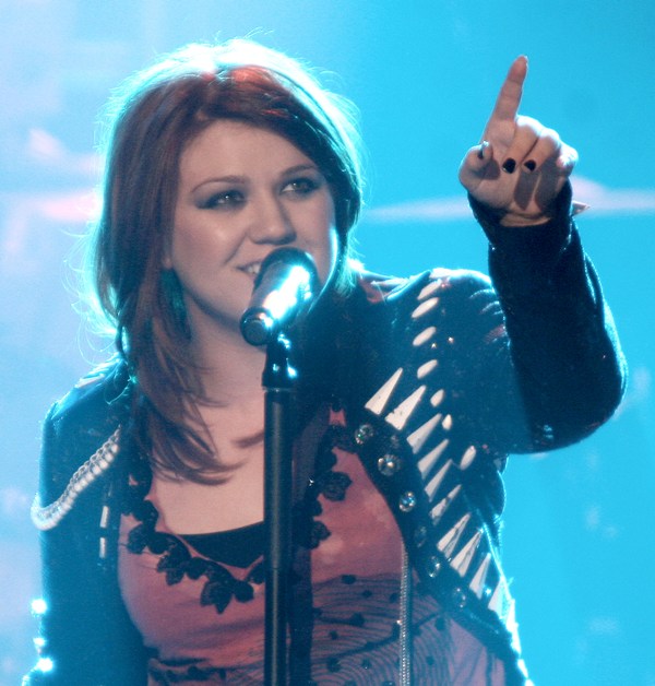 Cover: Kelly Clarkson – Shake It Off! Nu mai aduce deloc cu originalul!