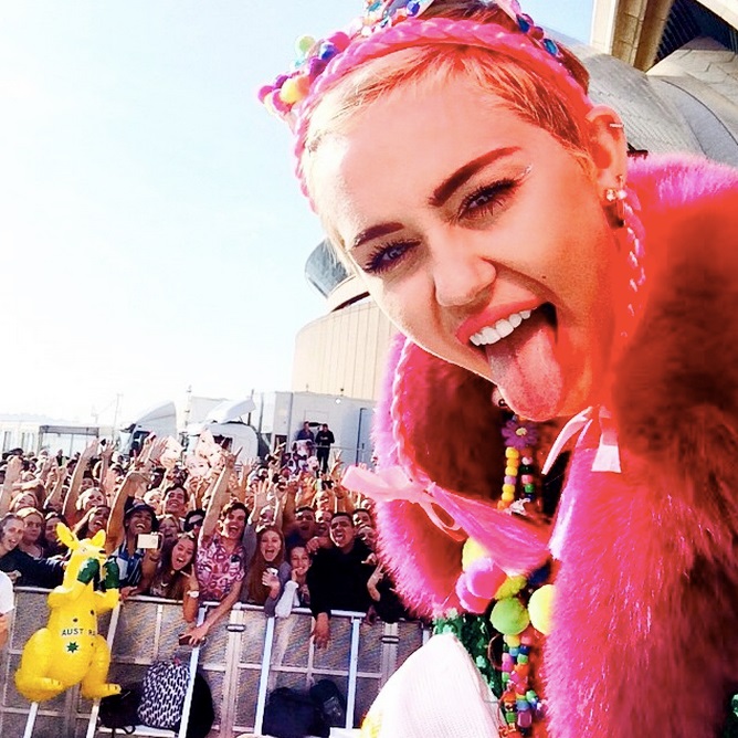 OMG! Miley Cyrus s-a fotografiat din nou goală