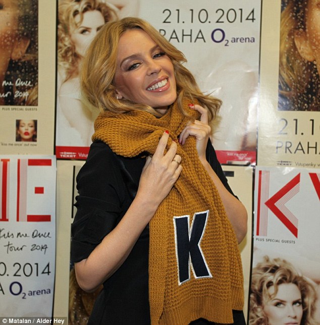 Kylie Minogue, Justin Bieber și Britney Spears poartă fulare identice
