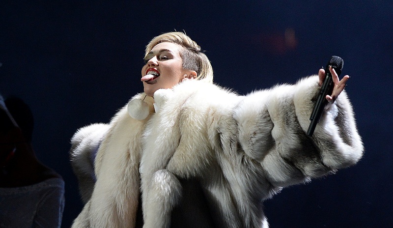 Miley Cyrus şi-a lansat propriul ruj. Uite cât costă!