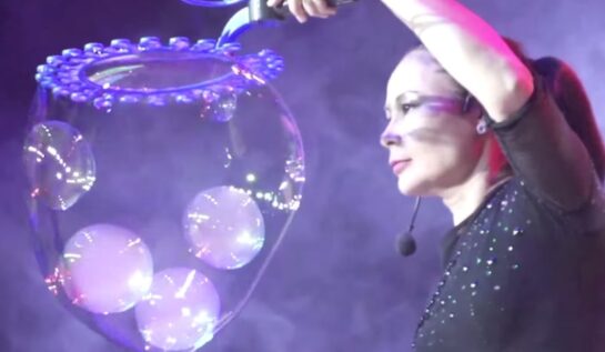 VIDEO OMG! Nu sunt efecte 3D! E incredibil ce face cu baloanele de săpun!