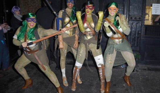 Rihanna s-a costumat în Țestoasă Ninja de Halloween. Vezi cum a arătat artista!