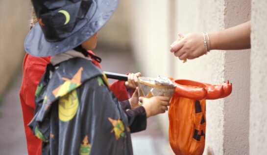 VIDEO LOL | Le-au mâncat toate bomboanele de Halloween! Cum reacționează copiii