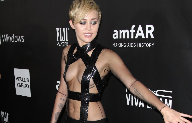 Miley Cyrus îi face concurenţă Rihannei. A făcut un pictorial HOT!
