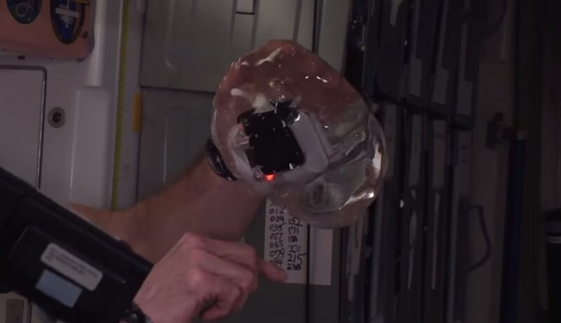 VIDEO | 3 astronauți au pus un aparat foto Go-Pro într-o bulă cu apă!