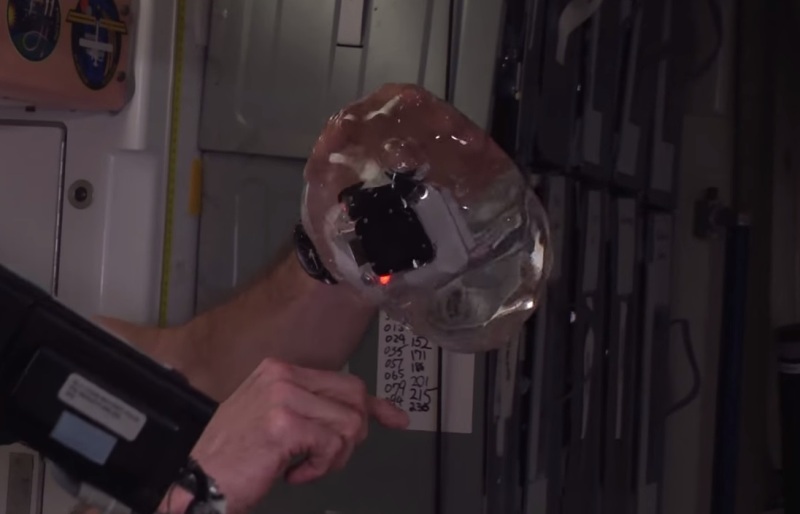 VIDEO | 3 astronauți au pus un aparat foto Go-Pro într-o bulă cu apă!