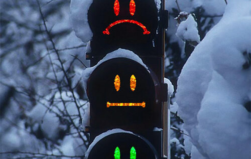 Designerii avertizează Poliția Rutieră: culorile semaforului nu se asortează!