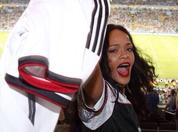 OMG! Rihanna vrea să cumpere o echipă de fotbal din Anglia
