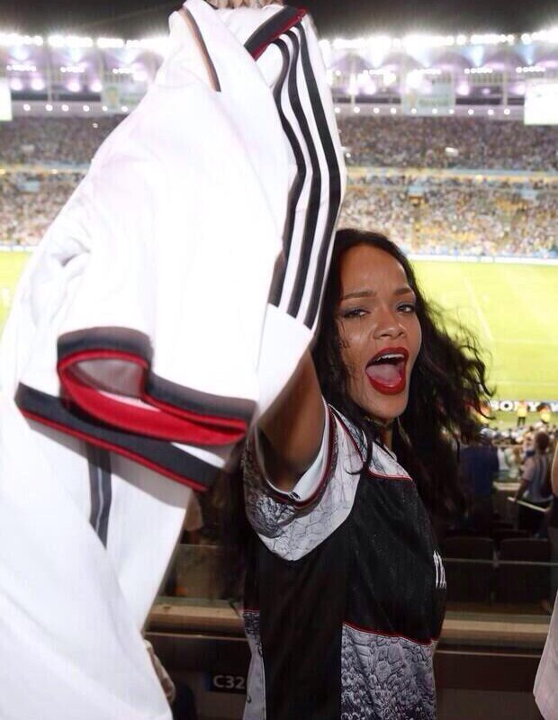 OMG! Rihanna vrea să cumpere o echipă de fotbal din Anglia