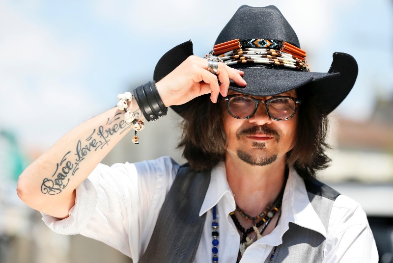 OMG! Johnny Depp s-a îmbătat rău și abia și-a ținut speech-ul