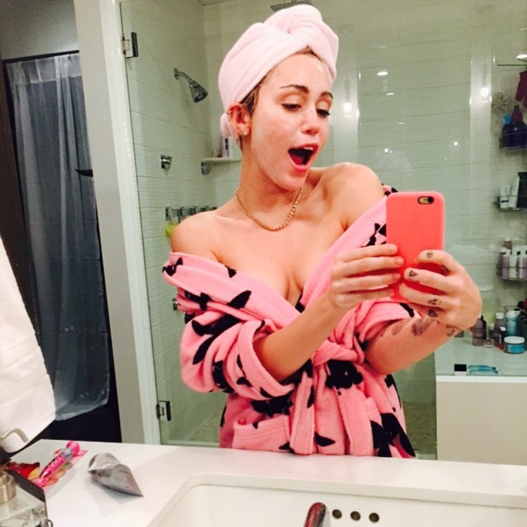 Miley Cyrus aproape goală pentru o reclamă la colanți!