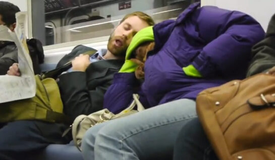 VIDEO LOL | De ce nu e bine să adormi în metrou