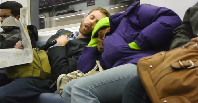 VIDEO LOL | De ce nu e bine să adormi în metrou