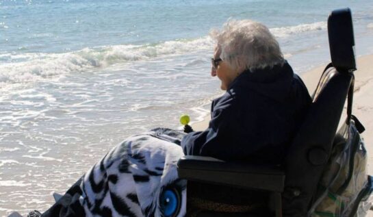 VIDEO FRUMI | O bunicuță vede oceanul pentru prima dată la 100 de ani