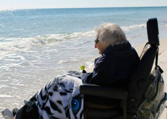 VIDEO FRUMI | O bunicuță vede oceanul pentru prima dată la 100 de ani