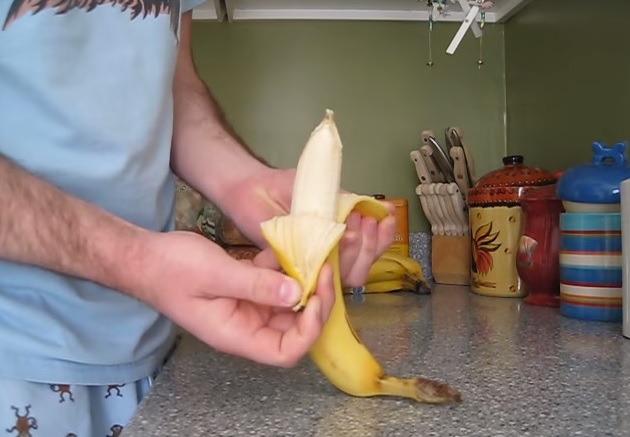 VIDEO LOL | Tu ştii să decojeşti o banană? Filmuleţul ăsta s-ar putea să-ţi schimbe viaţa! :))