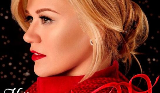 VIDEOCLIP NOU | Kelly Clarkson ne oferă un cadou de Crăciun: Wrapped in Red