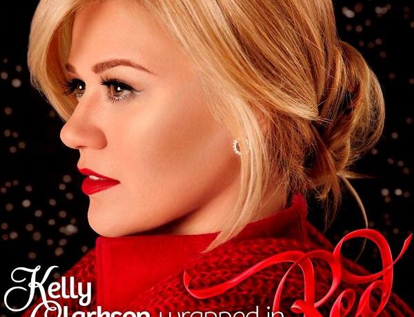 VIDEOCLIP NOU | Kelly Clarkson ne oferă un cadou de Crăciun: Wrapped in Red