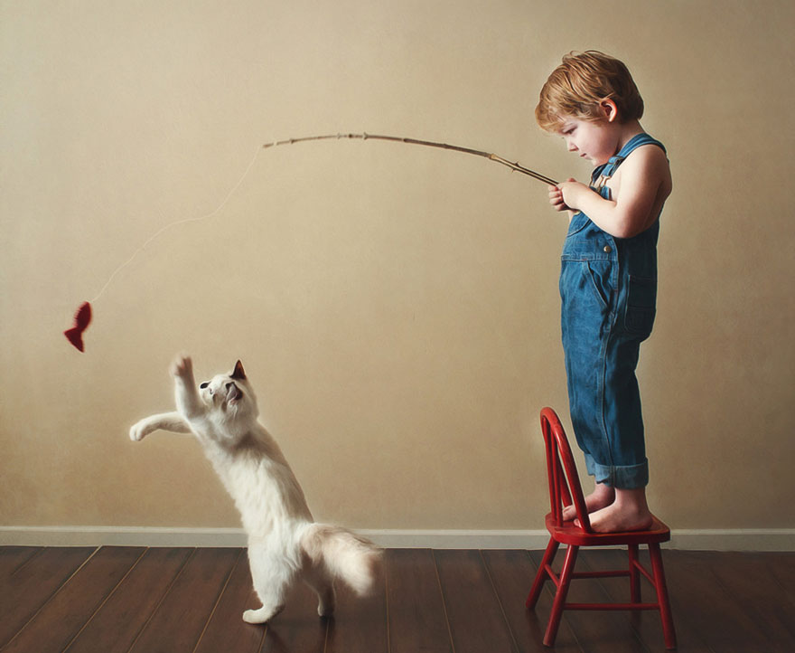 FOTO FRUMI | Te vor topi instant! Uite ce frumos se joacă împreună copiii și pisicile