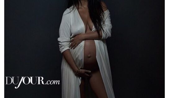 O altă graviduță sexy: Kourtney Kardashian a pozat goală pentru revista DuJour