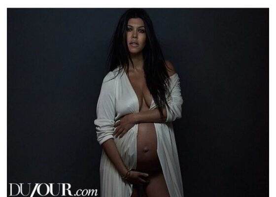 O altă graviduță sexy: Kourtney Kardashian a pozat goală pentru revista DuJour