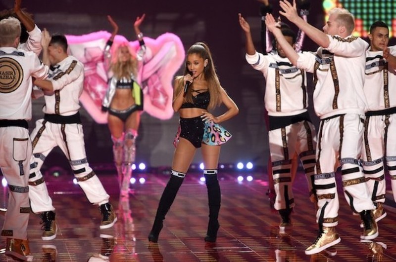 LOL! Ariana Grande lovită-n freză de un înger Victoria Secret