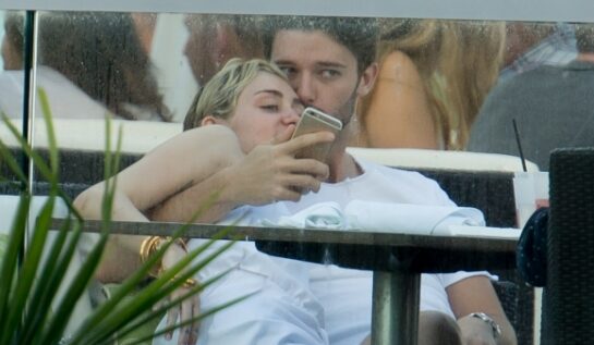 FOTO OMG: Miley și Patrick sunt îndrăgostiți până peste cap!