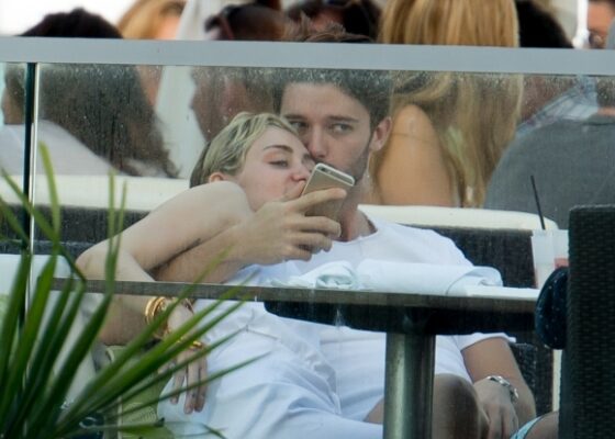 FOTO OMG: Miley și Patrick sunt îndrăgostiți până peste cap!