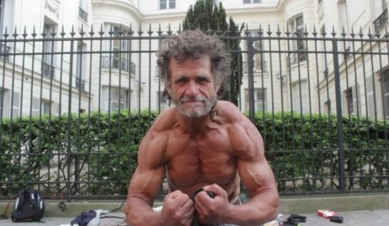 VIDEO BETON! La 50 de ani nu are casă dar are masă…musculară!