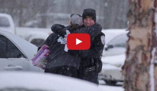 VIDEO | Ei sunt cei mai iubiţi poliţişti din lume. Uite cum au făcut oamenii să zâmbească!
