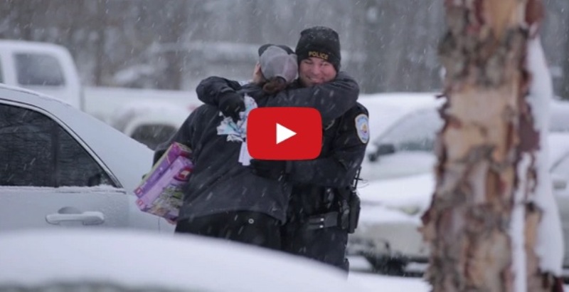VIDEO | Ei sunt cei mai iubiţi poliţişti din lume. Uite cum au făcut oamenii să zâmbească!