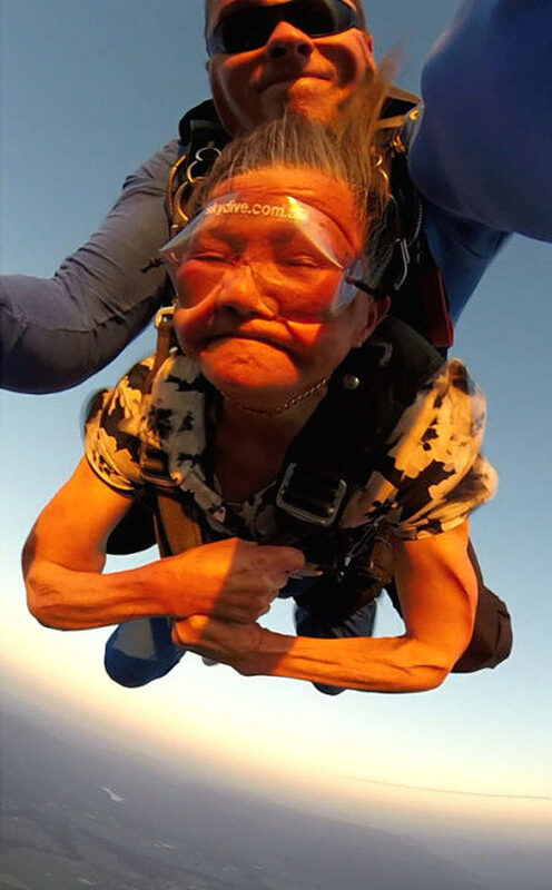 OMG | O femeie de 81 de ani a sărit cu parașuta!