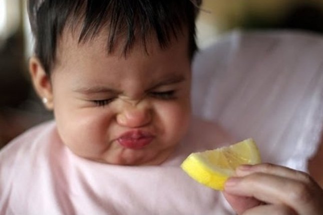 VIDEO LOL | Reacţia funny a unui copil care mănâncă lămâie! Uite ce feţe face!