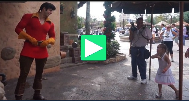 VIDEO LOL | Ai grijă cu cine te pui dacă ajungi la Disneyland!