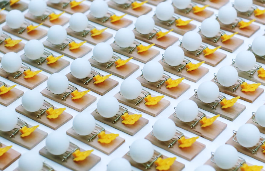 VIDEO OMG | Uite ce iese dacă pui 1.650 de mingi de ping-pong pe tot atâtea curse de șoareci!