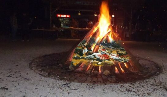 Cocalarii revoltați de teroriștii jihadisti ard în semn de dispreț toate carpetele cu Răpirea din Serai!